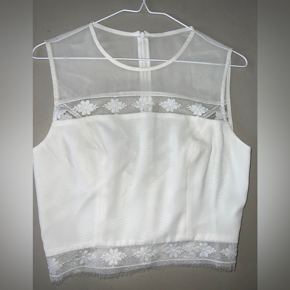 🌻 White Floral Lace Crop Top